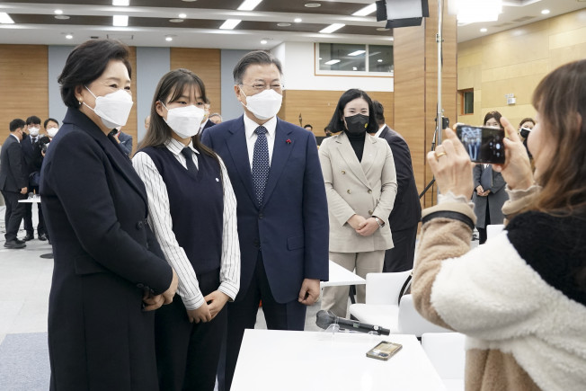 ▲문재인 대통령과 김정숙 여사가 29일 충남 공주시 공주대학교 옥룡캠퍼스에서 열린 공주대학교 부설 특수학교 설립 간담회가 끝난 뒤 김민주(충주성심학교) 학생과 기념촬영을 하고 있다. 공주대학교 부설 특수학교는 장애인의 특기와 적성을 살리는 국내 첫 국립 직업 특성화 특수학교이다. (연합뉴스)