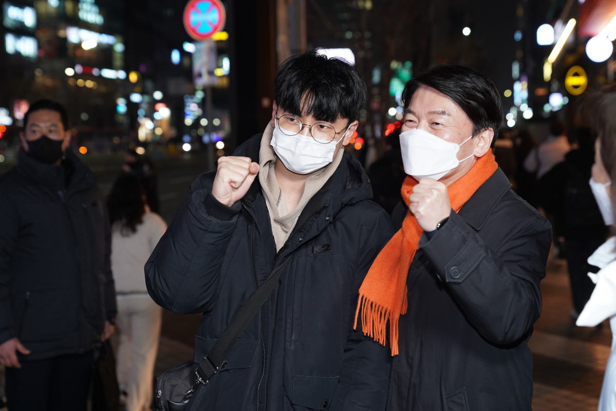 ▲안철수 국민의당 대선 후보가 28일 밤 서울시 강남구 강남역 인근에서 열린 '국민곁으로 안철수의 talk박스 - 서울 강남역편'에서 시민들과 기념촬영을 하고 있다. (연합뉴스)