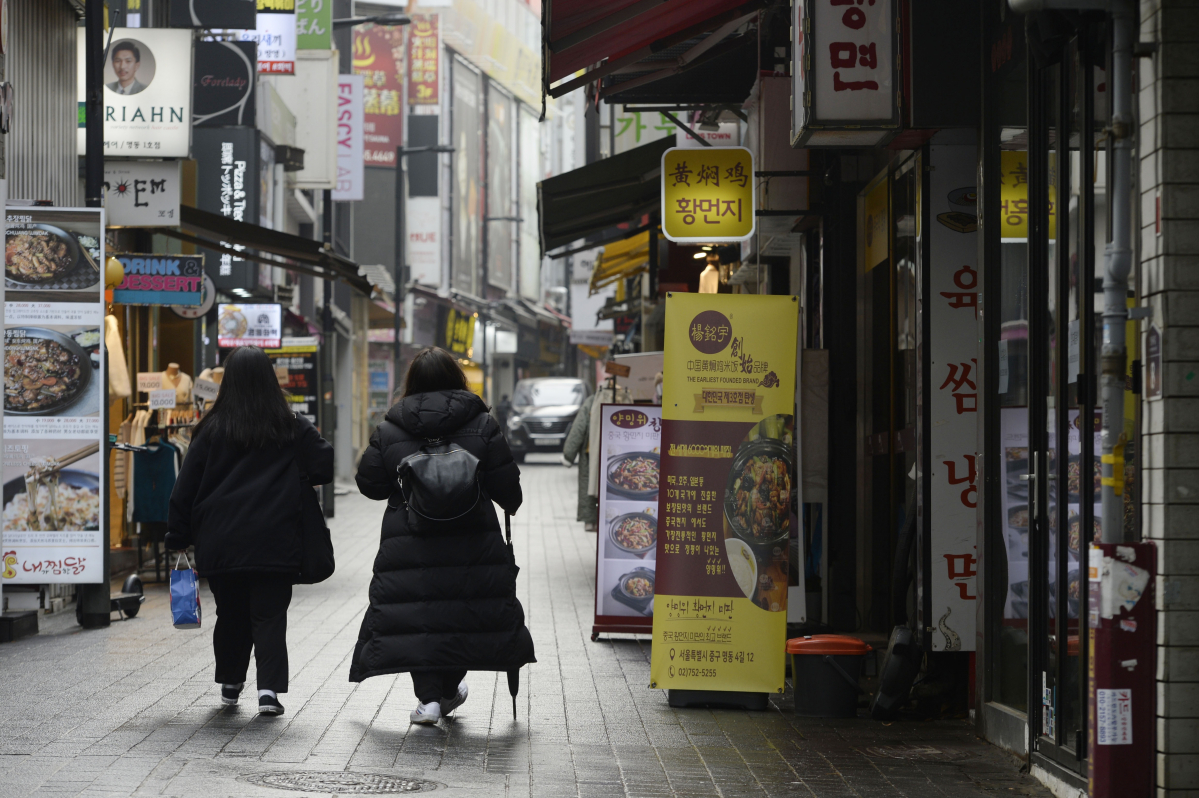 ▲정부가 사회적 거리두기 강화조치 시행을 예고한 15일 서울 중구 명동 식당가가 한산하다. (조현호 기자 hyunho@)