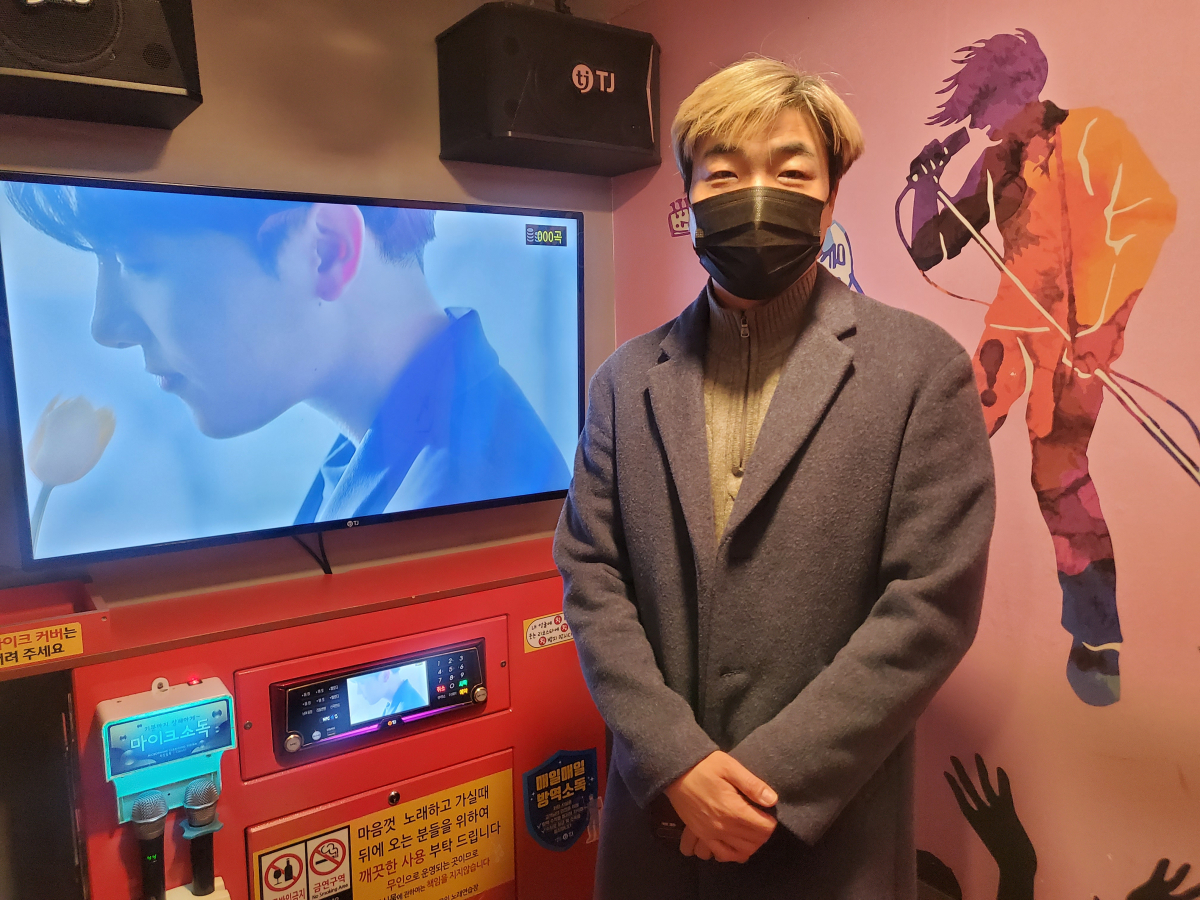 ▲29일 이재인 한국코인노래연습장협회 이사가 서울 동작구 상도동에 위치한 자신의 영업장에서 사진을 촬영하고 있다. 이재인 이사는 위기에 몰린 자영업자를 위해 “손실보상액 현실화와 손실보상 사각지대 해소, 신속한 손실보상이 필요하다"고 강조했다. (안유리 기자 inglass@)