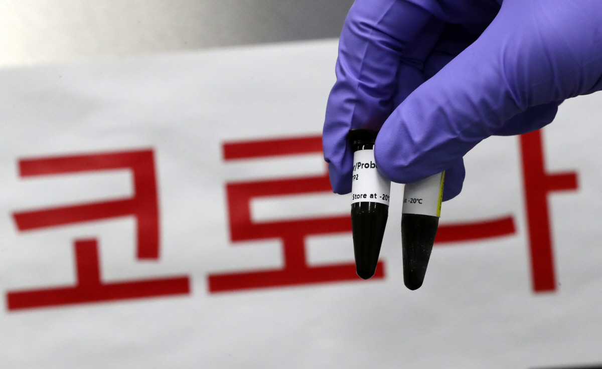 ▲대전시 유성구 구성동 대전시보건환경연구원에서 시설 관계자가 신종 코로나바이러스 감염증(코로나19) 오미크론 변이를 검출해 내는 진단키트를 확보해 시약을 확인하고 있다. (연합뉴스)
