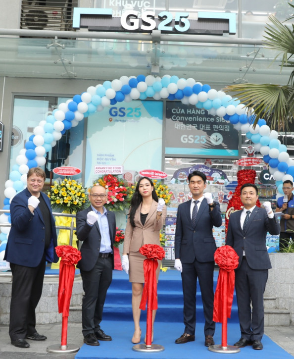 ▲지난 해 말 베트남 GS25 관계자들이 가맹 1호점 오픈식 행사를 진행하고 있다.  (사진제공=GS25)