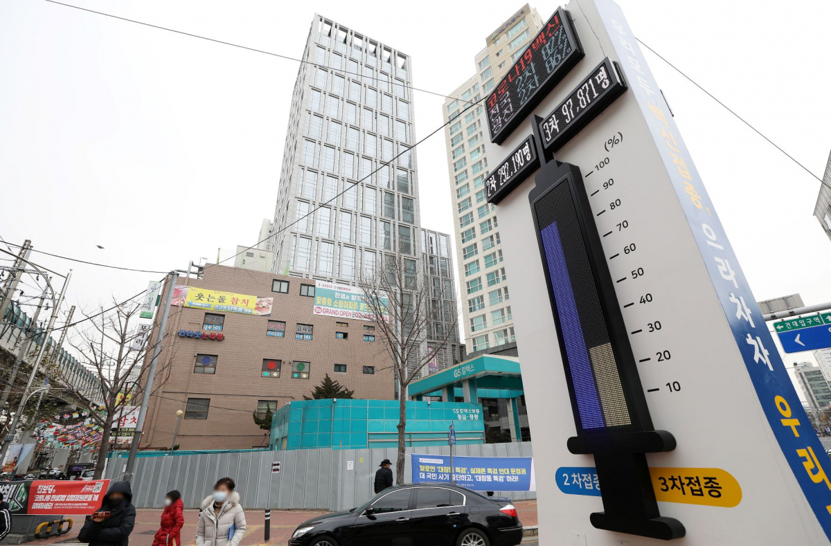 ▲27일 서울시 광진구의 한 교차로에 코로나19 백신 접종률이 전광판에 온도탑 형태로 표시되고 있다. (뉴시스)