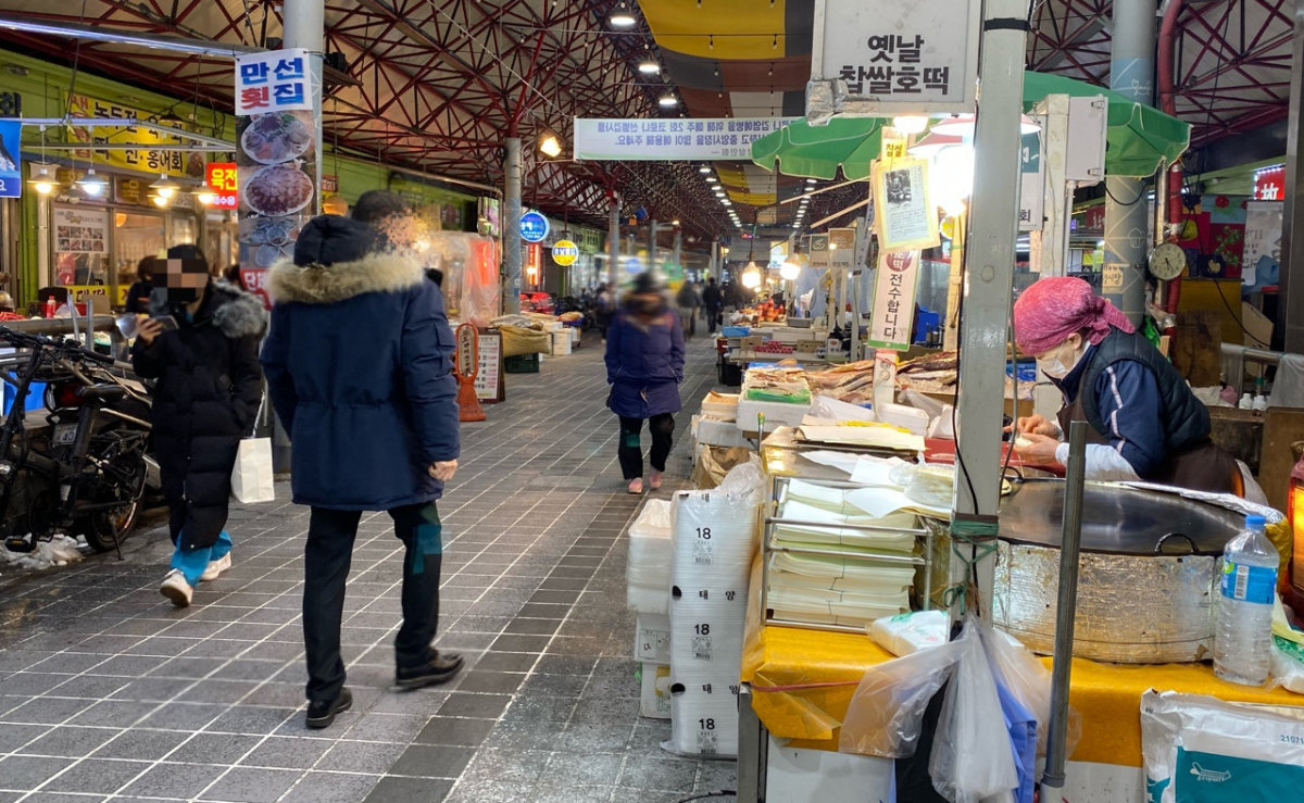 ▲코로나19 확산이 시작된 지 3년을 바라보고 있지만 660만 소상공인ㆍ자영업자들은 여전히 코로나19와 정부의 방역 대책에 맞서 사투하고 있다. 장사가 곧 목숨인 이들은 방역 강화로 2년간 생계 위협을 마주해야 하는 처지에 놓여 있다. 동대문·남대문 시장과 함께 서울 3대시장으로 꼽히던 서울 중구 서울중앙시장에서 40년째 장사를 해온 한 상인이 호떡을 팔기 위한 준비를 하고 있다. 김동효 기자 sorahosi@