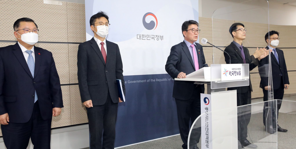 ▲류근혁 보건복지부 2차관과 김진석 식품의약품안전처 차장, 김헌주 질병관리청 차장, 이한경 행정안전부 재난협력실장이 30일 오전 정부세종청사에서 2022년 코로나19 방역 대응 방안과 복지부-행안부-식약처-질병청 업무계획을 발표하고 있다. (뉴시스)