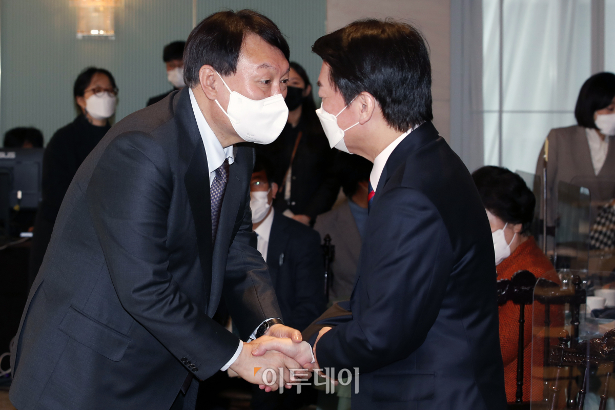 ▲윤석열 국민의힘 대선 후보(왼쪽)와 안철수 국민의당 대선 후보가 10일 오전 서울 여의도 CCMM빌딩에서 열린 제23회 전국장애인지도자대회에서 악수하고 있다. (국회사진취재단)