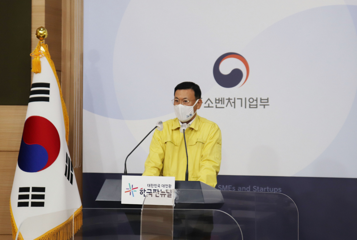 ▲30일 박주봉 중소기업 옴부즈만이 제51회 비상경제 중앙대책본부 회의를 마치고, 정부서울청사 별관에서 '제4차 공공기관 현장공감 규제애로 개선방안'에 대해 브리핑 하고 있다. (사진제공=중소기업 옴부즈만지원단)