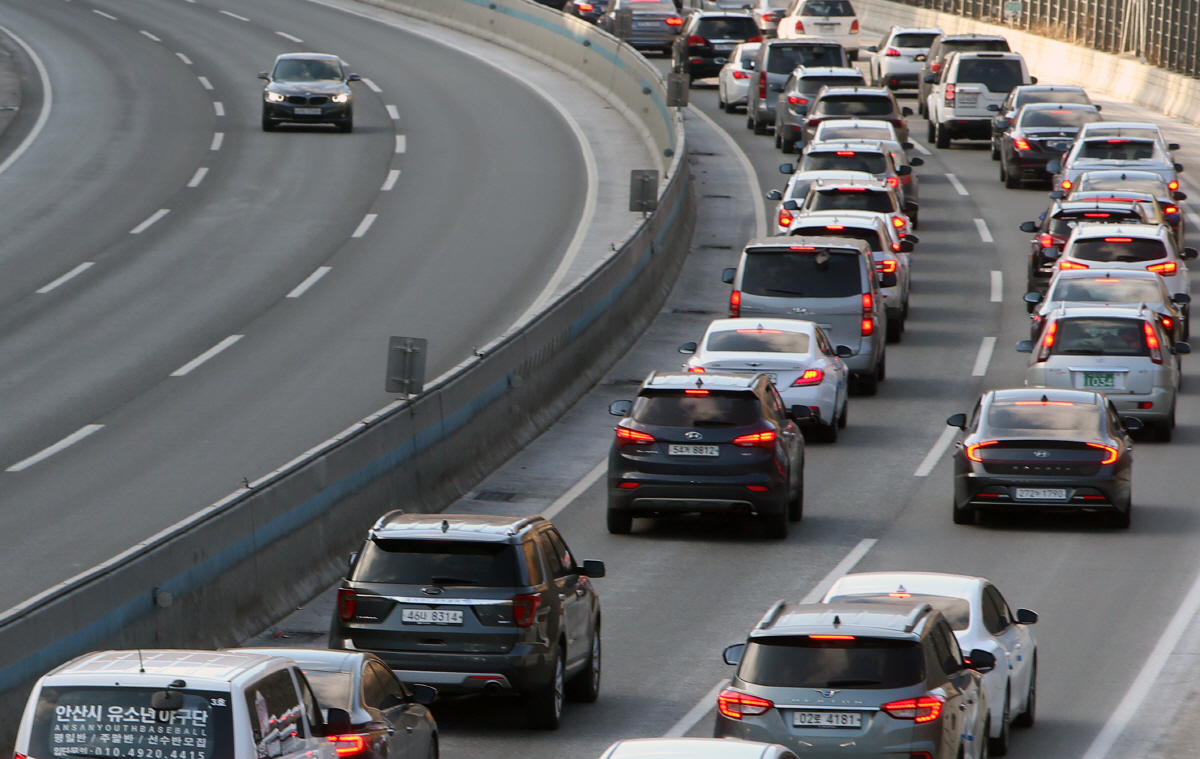 ▲고속도로 위 교통량이 많은 모습. 연합뉴스

