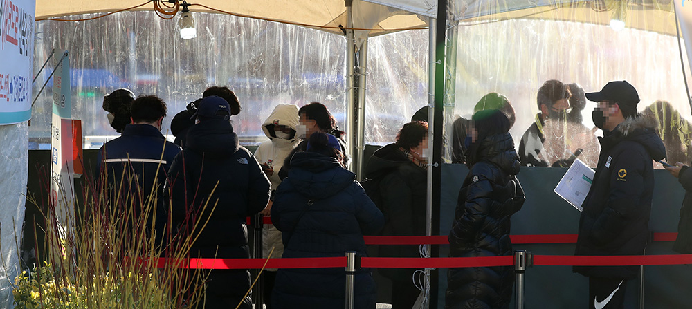 ▲31일 오전 서울 중구 서울역광장에 마련된 코로나19 임시선별검사소에서 시민들이 검사를 받기 위해 대기하고 있다.  (뉴시스)