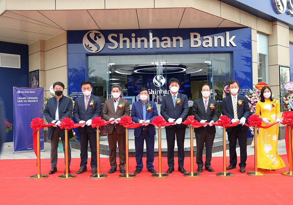 ▲지난 30일 베트남 박닌성 꿰보군 소재 신한베트남은행 꿰보지점에서 열린 개점식에서 신한베트남은행 강규원 법인장(우측 네 번째), 윤상기 주베트남 한국대사관 재경관(우측 세 번째), 응오 떤 프엉 박닌인민위원회 부위원장(좌측 네 번째), 응엔 느 똔 박닌중앙은행 지점장(좌측 세 번째) 및 관계자들이 기념 촬영을 하고있다.