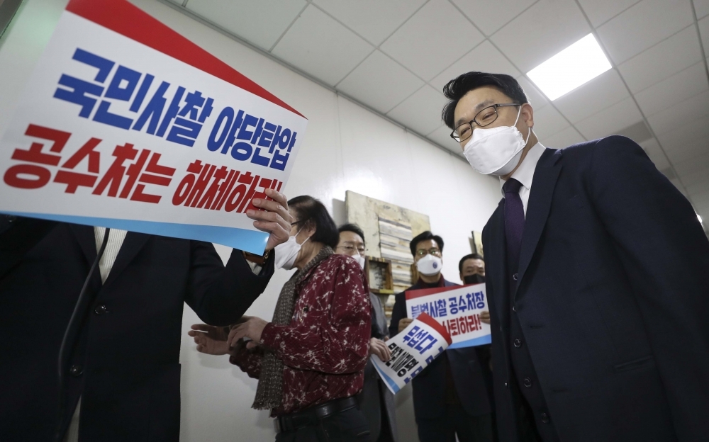 ▲김진욱 고위공직자범죄수사처(공수처) 처장이 30일 서울 국회 법제사법위원회 회의에 출석해 공수처 해체 촉구 피켓을 들고 의원총회를 하고 있는 국민의힘 의원들에게 인사를 위해 이동하고 있다. 신태현 기자 holjjak@ (이투데이DB)