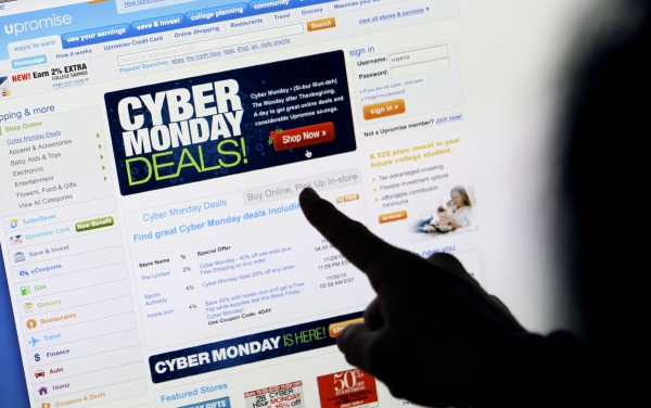 ▲미국 캘리포니아주 팰로앨토에서 한 소비자가 사이버 먼데이 행사 광고가 뜬 모니터를 가리키고 있다. 팰로앨토/AP뉴시스
