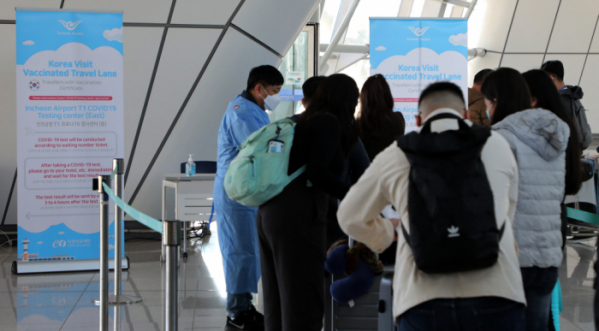 ▲1일 인천공항 코로나19 검사센터에 해외에서 입국한 사람들을 대상으로 검사를 하고 있다. (연합뉴스)