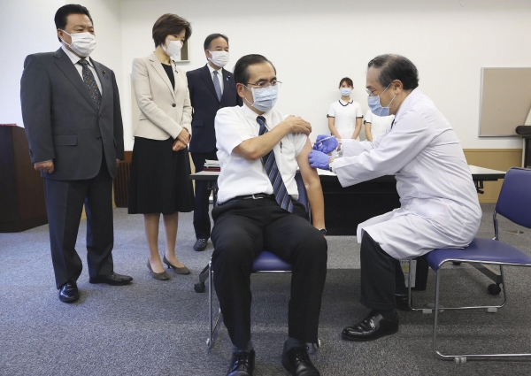 ▲아라키 가즈히로 일본 도쿄 의료센터장이 1일 백신 부스터샷을 접종하고 있다. 도쿄/AP뉴시스
