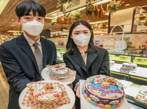 ▲2일 서울시 강남구에 있는 현대백화점 무역센터점 지하1층 해피베어데이 매장에서 직원들이 상품을 소개하고 있다.  (사진제공=현대백화점)