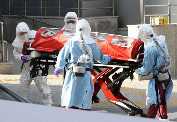 ▲서울대학교병원 응급의료센터에서 의료진이 서울시 중증 환자 이송 서비스(SMICU) 차량으로 환자를 이송하고 있다.  (뉴시스)