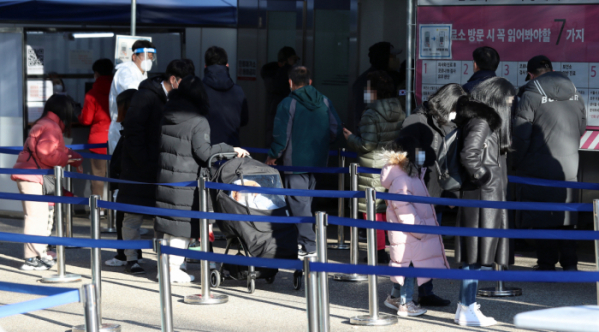 ▲2일 오전 서울 강서구보건소 선별진료소를 찾은 시민들이 코로나19 검사를 받기 위해 대기하고 있다. 이날 0시기준 신규 확진자는 5266명 발생해 이틀 연속 최고 기록을 넘겼다. (뉴시스)