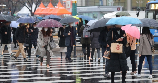 ▲(뉴시스) 30일 오전 세종대로 사거리에서 우산을 든 시민들이 출근길 발걸음을 옮기고 있다.
