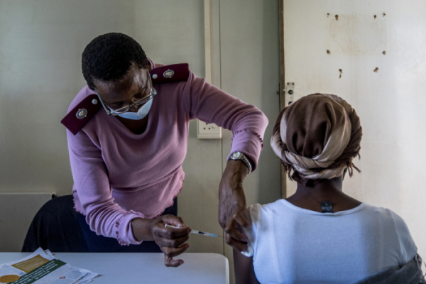 ▲남아프리카공화국 요하네스버그 남부의 롤리에서 1일(현지시간) 한 여성이 신종 코로나바이러스 감염증(코로나19) 백신을 접종 받고 있다. 요하네스버그/AP뉴시스