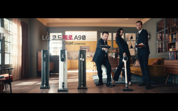 ▲광고 속 비밀요원들이 신개념 청소기 거치대 올인원타워와 LG 코드제로 A9S를 소개하고 있다. (사진제공=LG전자)