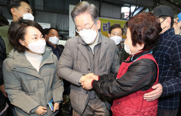 ▲더불어민주당 이재명 대선후보가 5일 전북 정읍시 샘고을시장에서 상인과 대화하고 있다.  (연합뉴스)