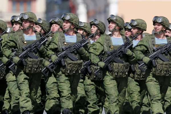 ▲러시아 육군 공수부대원들이 5월 7일 모스크바에서 열린 ‘승전의 날’ 기념 열병식에서 행진하고 있다. 모스크바/AP연합뉴스 
