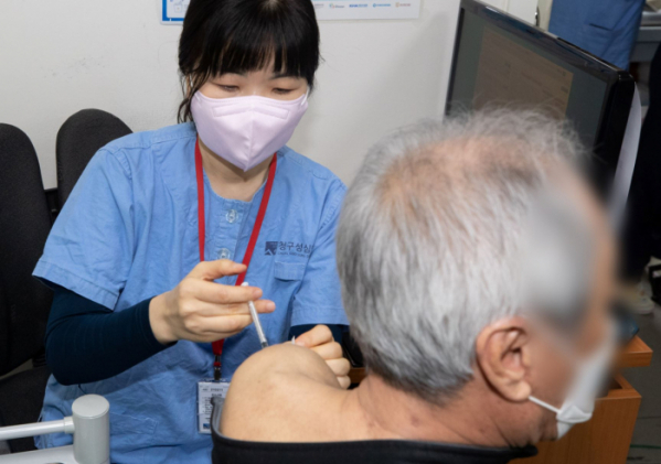 ▲4일 오전 서울 은평구 청구성심병원에서 한 시민이 신종 코로나바이러스 감염증(코로나19) 백신 접종을 하고 있다. (공동취재사진) (뉴시스)