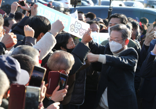 ▲더불어민주당 이재명 대선후보가 5일 전북 진안군 인삼상설시장에서 지지자들과 인사하고 있다.  (연합뉴스)