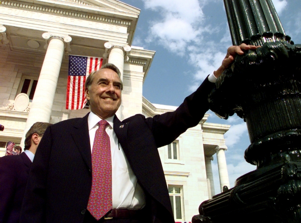 ▲밥 돌 전 미국 상원의원이 1996년 10월 13일 의원 재직 시절 뉴저지 서머빌에서 열린 집회에 참석해 인사하고 있다. 서머빌/로이터연합뉴스
