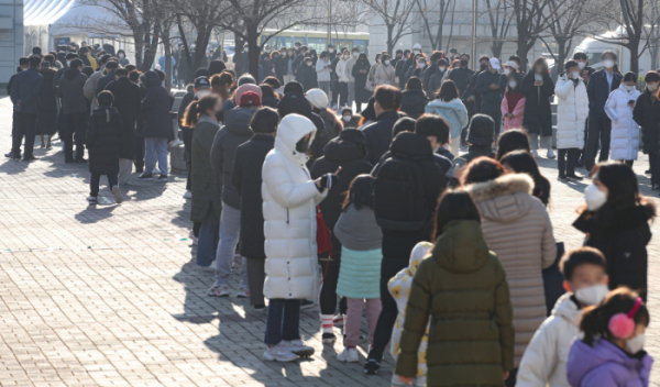 ▲코로나19 신규 확진자가 4325명으로 집계된 6일 오전 서울 마포구 서강대역사 광장 임시선별검사소에서 시민들이 검사를 받기위해 대기하고 있다. (뉴시스)