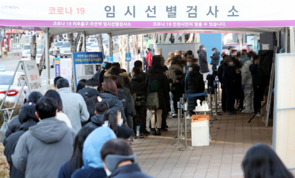 ▲국내에 신종 코로나바이러스 감염증(코로나19)의 새로운 변이 바이러스인 '오미크론 변이' 확진자가 잇따라 나오는 가운데 6일 오전 인천시 미추홀구 주안역 선별검사소에 시민들이 검사를 받기 위해 줄지어 서 있다. (연합뉴스)