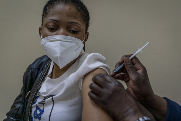 ▲남아프리카공화국 요하네스버그에서 6일(현지시간) 한 시민이 백신을 접종하고 있다. 요하네스버그/AP연합뉴스
