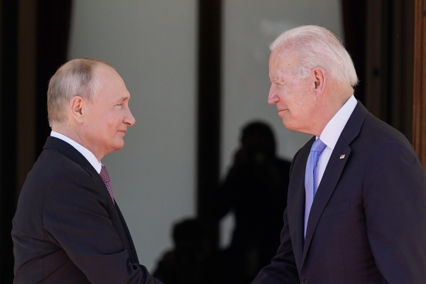 ▲블라디미르 푸틴(왼쪽) 러시아 대통령과 조 바이든 미국 대통령이 6월 16일 스위스 제네바에서 만나 악수하고 있다. 제네바/AP뉴시스
