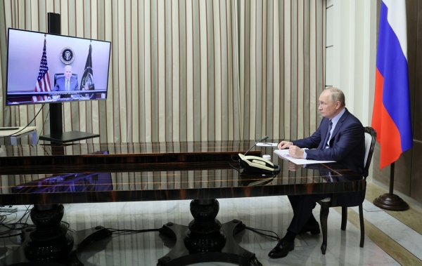 ▲블라디미르 푸틴 러시아 대통령이 7일(현지시간) 소치에서 조 바이든 미국 대통령과 화상 정상회담을 하고 있다. 소치/로이터연합뉴스
