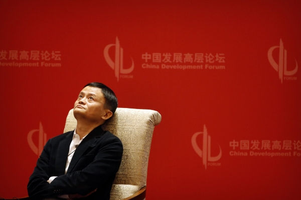 ▲마윈 알리바바 창업자가 2016년 3월 19일 베이징 댜오위타이 국빈관에서 열린 중국개발포럼에 참석해 생각에 잠겨 있다. 베이징/AP뉴시스
