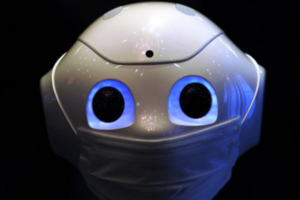 ▲신종 코로나바이러스 감염증(코로나19) 치료 센터로 쓰이는 일본 도쿄의 한 호텔에서 소프트뱅크의 로봇 '페퍼'가 마스크를 쓴 채로 있다. 도쿄/AP뉴시스