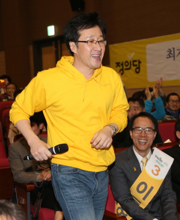 ▲2015년 3월 천호선 당시 정의당 대표가 노란색 후드티를 입고 있다. (연합뉴스)
