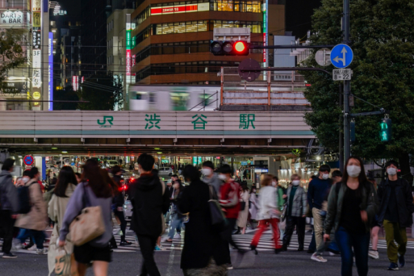 ▲일본 도쿄 시부야 거리에 10월 시민들이 마스크를 착용한채 거리를 걷고 있다. 도쿄/AP뉴시스