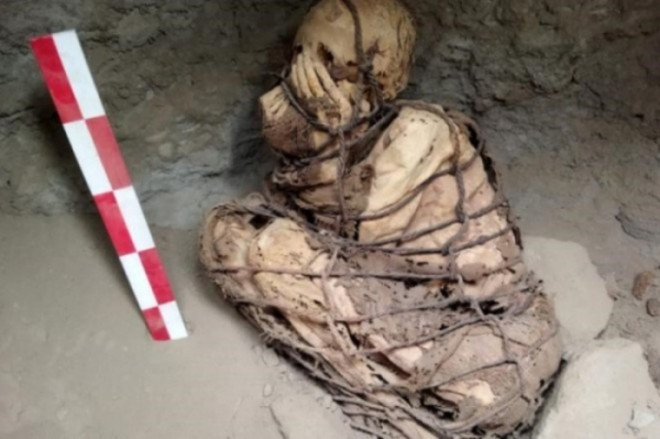 ▲리마 근처의 카하마르킬라 유적지 마을 광장 지하에서 발굴된 미라의 모습. (출처=CNN 캡처)