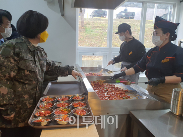 ▲심상정 정의당 대선후보가 9일 경기 파주시 소재 1사단 일월성대대 '병영식당'을 찾아 장병들을 격려하고 있다.  (파주=유혜림 기자 wiseforest@)