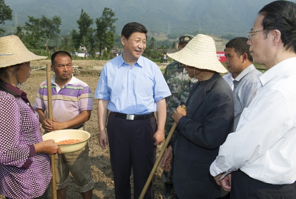 ▲시진핑 중국 국가주석이 2013년 5월 23일 쓰촨성의 한 마을을 찾아 옥수수밭에서 농부들과 대화하고 있다. 쓰촨/신화뉴시스

