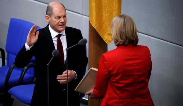 ▲올라프 숄츠(왼쪽) 독일 총리가 8일(현지시간) 의회에서 취임 선서를 하고 있다. 베를린/EPA연합뉴스 
