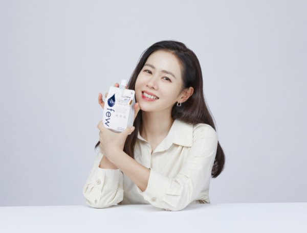 ▲프리미엄 워터 '퓨워터'의 모델 배우 손예진이 미소를 짓고 있다.(사진제공=(주)커스텀비)