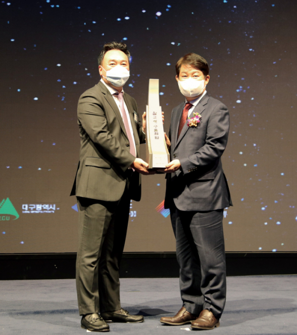 ▲원유현 대동 대표이사(왼쪽)가 '3억 불 수출의 탑'을 수상하고 기념촬영하고 있다. (사진제공=대동)