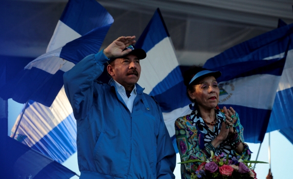 ▲다니엘 오르테가(왼쪽) 니카라과 대통령이 2018년 9월 5일 마나과의 한 행사에 참석해 인사하고 있다. 마나과/로이터연합뉴스
