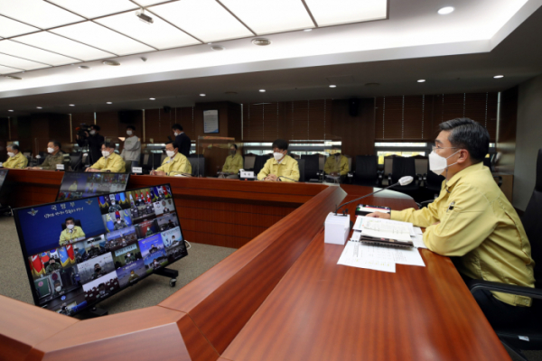 ▲서욱 국방부 장관(오른쪽)이 지난 10월 29일 오후 서울 용산구 국방부 회의실에서 코로나19 전군 주요지휘관 회의를 주재하고 있다.  (국방부)