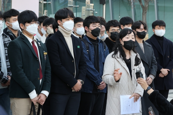 ▲출제오류 논란이 불거진 수능 생명과학Ⅱ 문항을 둘러싼 첫 법정공방이 열린 8일 오후 한국교육과정평가원을 상대로 집행정지를 신청한 수험생과 소송대리인이 서울 서초구 서울행정법원에서 열린 심문이 끝난 뒤 법정에서 나와 기자회견을 하고 있다.  (연합뉴스)