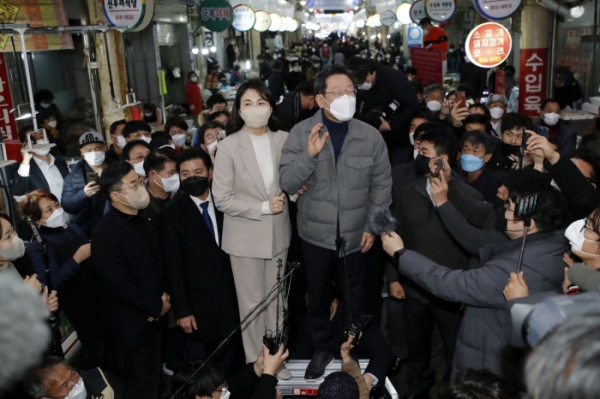 ▲이재명 더불어민주당 대선 후보가 11일 경북 안동 중앙신시장을 방문해 연설하고 있다.  (뉴시스)