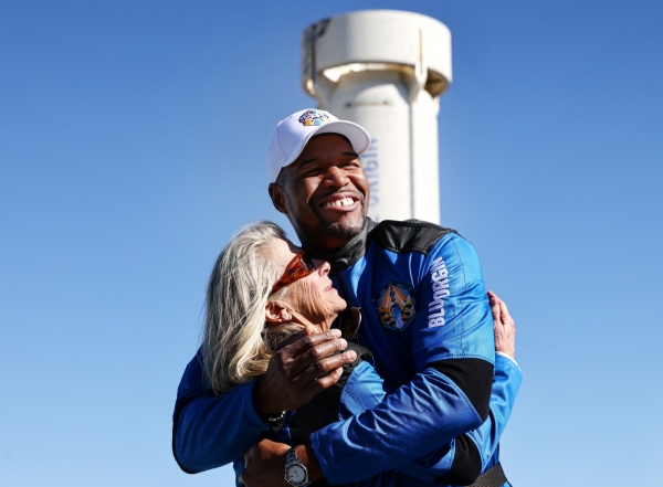 ▲마이클 스트레이핸(오른쪽)과 로라 셰퍼드 처칠리(왼쪽)이 11일(현지시간) 블루오리진의 우주 여행을 마친 후 포옹하고 있다. 텍사스/AFP연합뉴스
