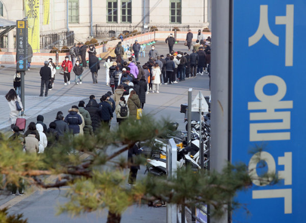 ▲코로나19 신규 확진자가 6689명을 기록한 12일 오전 서울 중구 서울역에 마련된 임시선별검사소에서 시민들이 검사를 받기 위해 줄을 서 있다. (뉴시스)